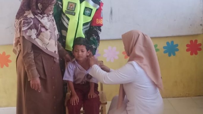 Babinsa Dampingi Imunisasi HPV dan MR Siswa- Siswi SDN Tengku Tinggi