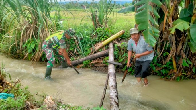 Jaga Kebersihan Parit Babinsa Ajak Warga Kerja Bhakti