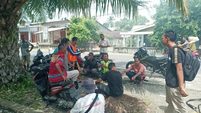 Ciptakan Kemanunggalan TNI dengan Rakyat Babinsa Posramil Suka Makmue Komsos Setelah Laksanakan Karya Bakti