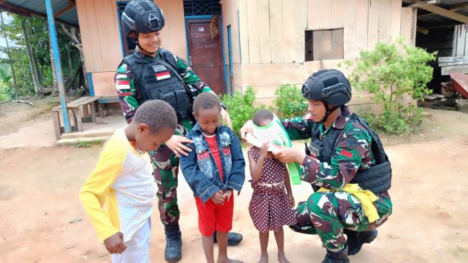 Minggu Berkah, Satgas Pamtas Statis RI -PNG Yonif 111/KB Membagikan Pakaian Layak Pakai Untuk Anak Anak