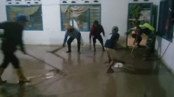 Pasca Banjir Babinsa Turun Langsung Bantu Warga Desa Toweren.