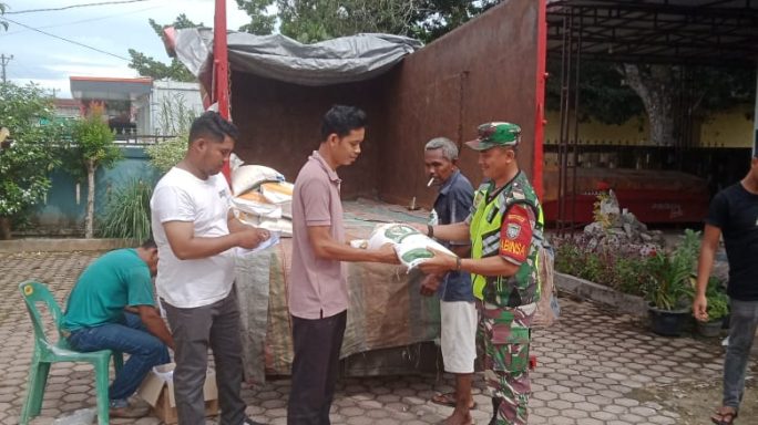 Babinsa Dampingi Penyaluran Beras Dari Bapenas Kepada Warga Bendahara
