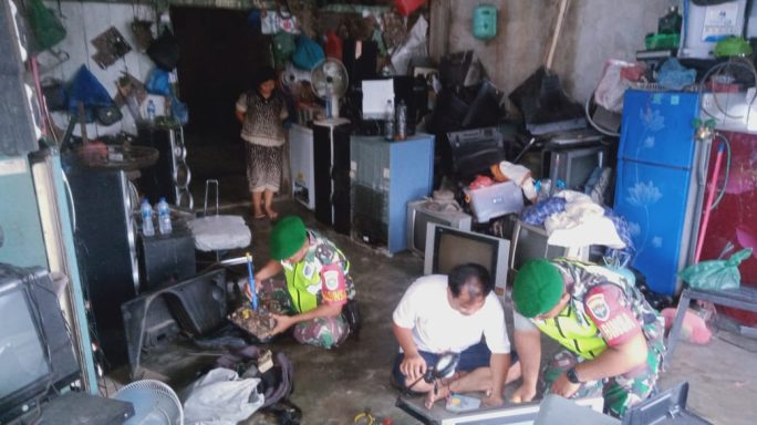 Jaga Hubungan Baik Babinsa Komsos Dengan Mitra Karib Perbaikan Elektronik