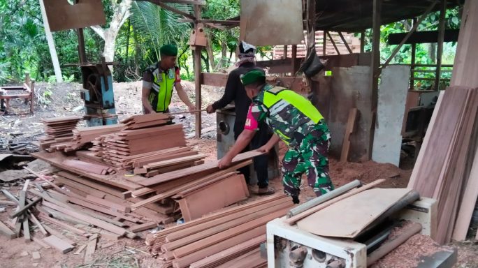 Jaga Kekompakan Babinsa Sambangi Warga Binaan Pembuat Kusen Pintu