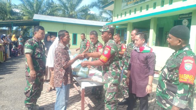 Personel Koramil 27/Grp Kodim 0103/Aceh Utara Bagikan Sembako Kepada Masyarakat Kurang Mampu