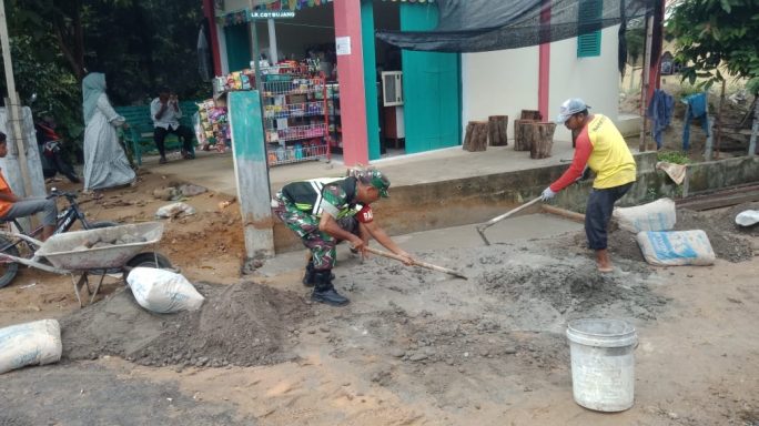 Babinsa Posramil Kuta Blang Bantu Warga Cor Jalan Rabat Beton