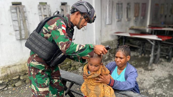 Satgas Yonif 115/ML Melayani Pangkas Rambut Gratis Bagi Masyarakat Papua
