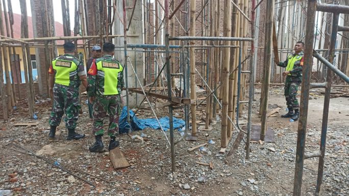 Tanpa Kenal Lelah Babinsa Bersama Warga Gotong Royong Bagun Masjid