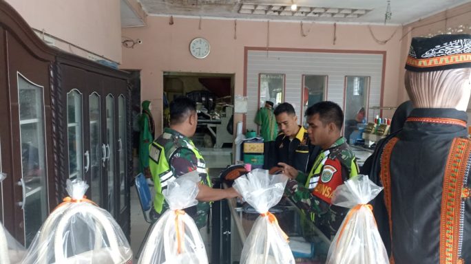 Wujud Kebersamaan Babinsa Sambagi Warga Pembuat Kain adat
