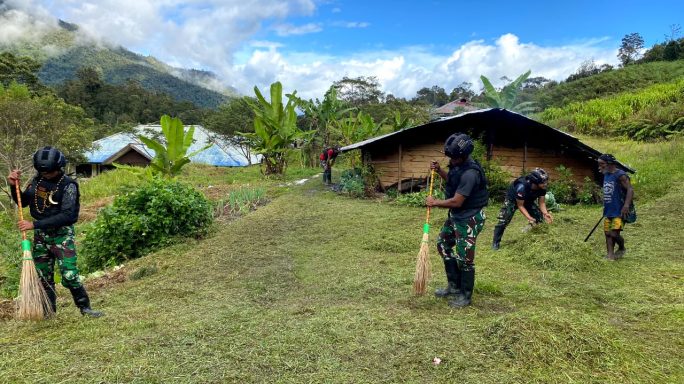 Satgas Yonif 115/ML Melakukan Karya Bakti Untuk Membersihkan Lingkungan Bersama Masyarakat Yambi