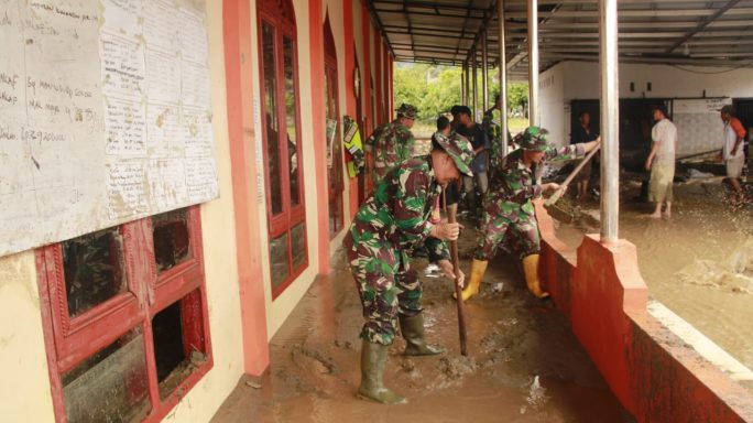Babinsa Tanpa Kenal Lelah Terus Bantu Warga Bersihkan Lumpur