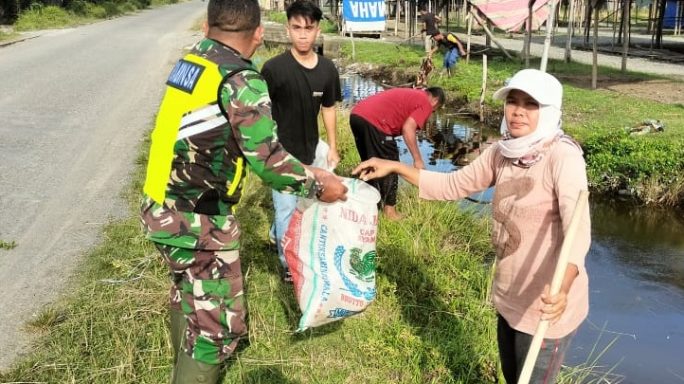 Babinsa Posramil Kuala Pesisir laksanakan Gotong Royong bersama Warga
