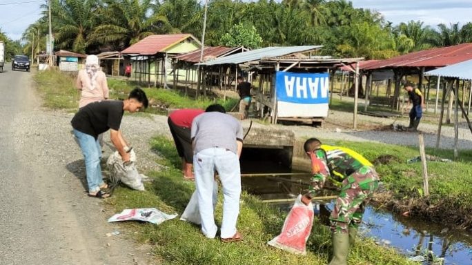 Babinsa Posramil Kuala Pesisir laksanakan Gotong Royong bersama Warga