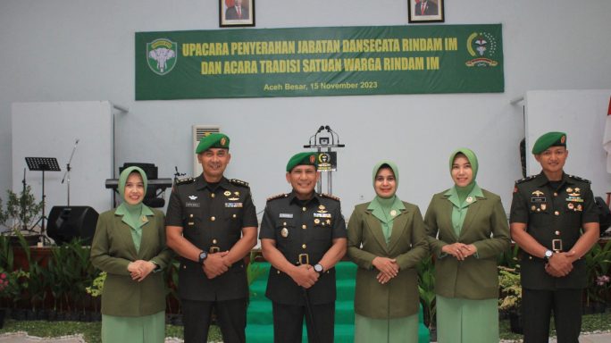 TRADISI SATUAN RINDAM ISKANDAR MUDA PENYERAHAN JABATAN DAN PELEPASAN ANGGOTA PINDAH SATUAN