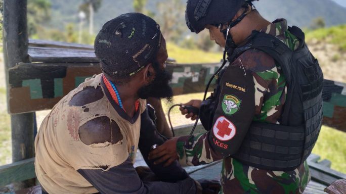 Tim Kesehatan Satgas Yonif 115/ML Menjadi Solusi Bagi Masyarakat Kampung Tirineri yang Akan Berobat