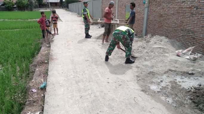 Babinsa Koramil 0108-05/Lawe Alas Bantu Warga Cor Jalan