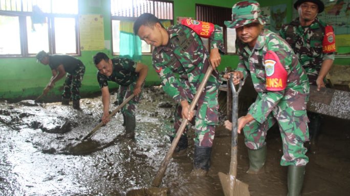Babinsa Terus Bahu Membahu Bantu Warga Bersihkan Masjid,Sekolah Dan Jalan
