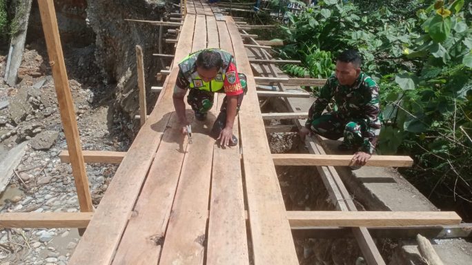 Babinsa Bersama Warga Bangun Jembatan Darurat yang Putus Akibat Banjir