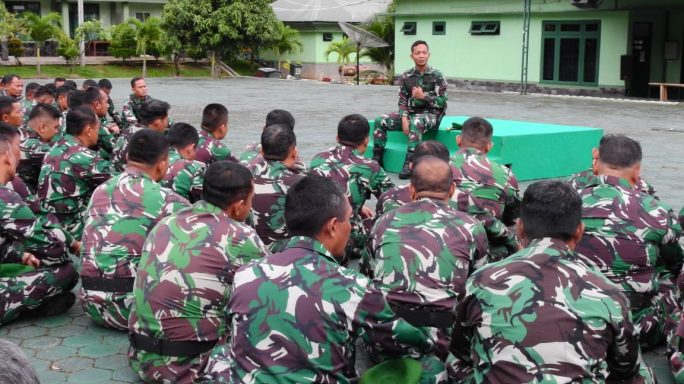 Usai Upacara Bendera, Dandim 0117/Aceh Tamiang Berikan Jam Komandan Kepada Anggota