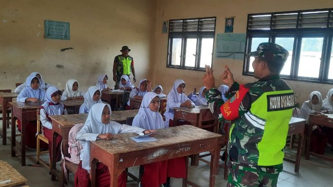 Peduli Pendidikan Babinsa Bantu Mengajar Siswa Sekolah Dasar