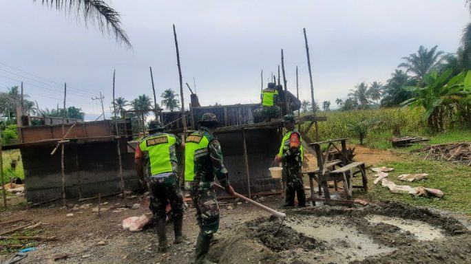 Jaga Silaturahmi Dan Ringankan Beban Warga Babinsa Ikut Bantu Bangun Rumah