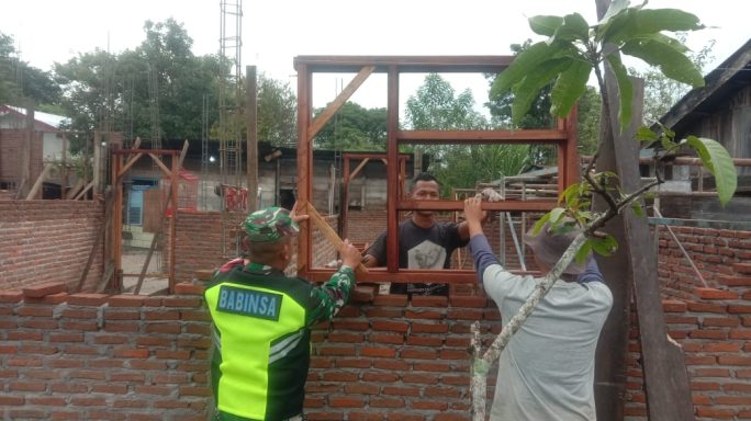Tumbuhkan Jiwa Kebersamaan, Babinsa Dampingi Warga Memasang Kusen