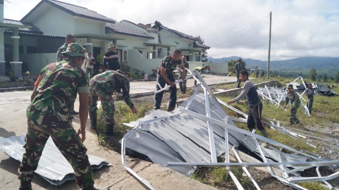 Personil Bersihkan Puing Pasca Terjadinya Angin Puting Beliung di Asrama Kodim 0119/BM