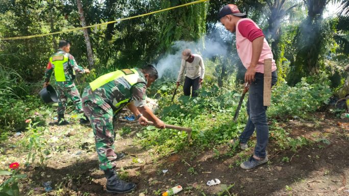 Jaga Kebersihan Lingkungan Danposramil Leuser Ajak Warga Bersihkan Parit