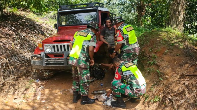 Babinsa Bantu Perbaiki Mobil Warga Yang Rusak Di Jalan Kebun