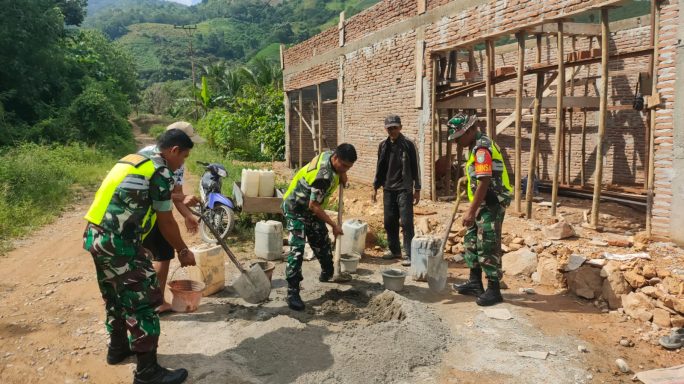 Indahnya Kebersamaan Babinsa Bantu Pembuatan Rumah Warga