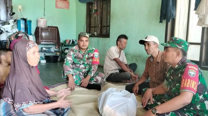 Melalui Komsos, Babinsa Kodim 0103/Aceh Utara Berikan Bantuan Pada Warga Lansia.
