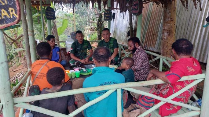 Satgas Pamtas Statis RI-PNG Yonif 111/KB Bersama Warga Laksanakan Komsos