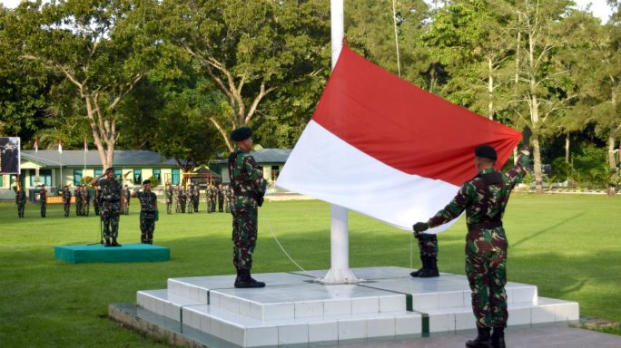 Pupuk Jiwa Nasionalisme, Prajurit Badak Hitam Yonif 113 Laksanakan Rutinitas Upacara Bendera Hari Senin.