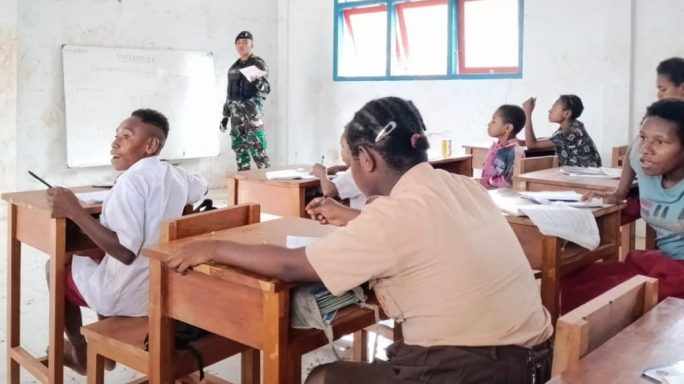 Satgas Pamtas Statis RI-PNG Yonif 111/KB Bantu Sekolah Dengan Tenaga Pendidik