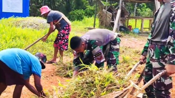 Satgas Pamtas Statis RI-PNG Yonif 111/KB Bersama Masyarakat Melaksanakan Karya Bakti
