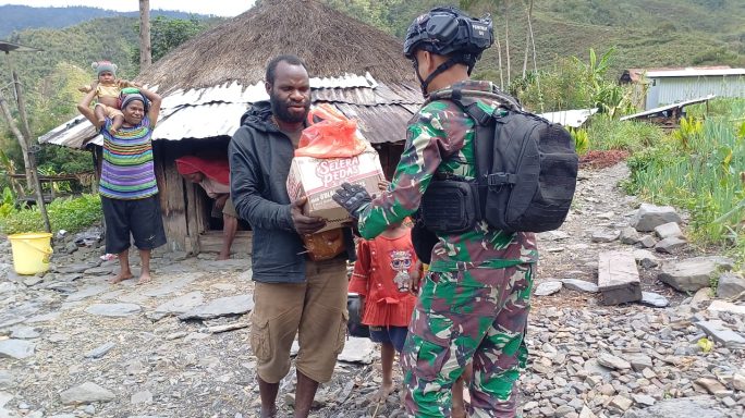 Satgas Yonif 115/ML Berbagi Kebahagiaan dengan Membagikan Sembako