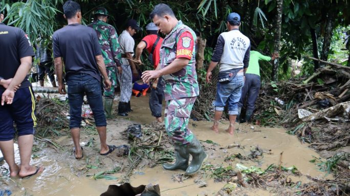 Bantu Warga Terdampak Banjir, Babinsa Bersihkan Batu Dan Kayu Di Jalan