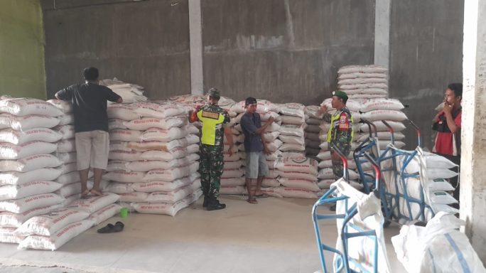 Pastikan Ketersediaan Beras, Babinsa Anjangsana Penggilingan Padi
