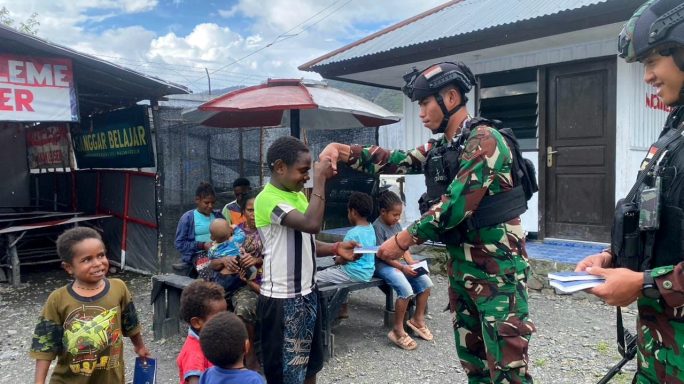 Satgas Yonif 115/ML Bagikan Alkitab kepada Warga Kampung Pruleme