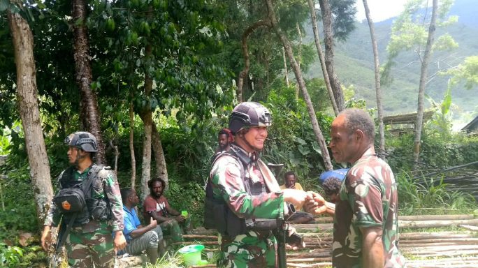 Satgas Yonif 115/ML Anjangsana ke Kampung Yalinggua 