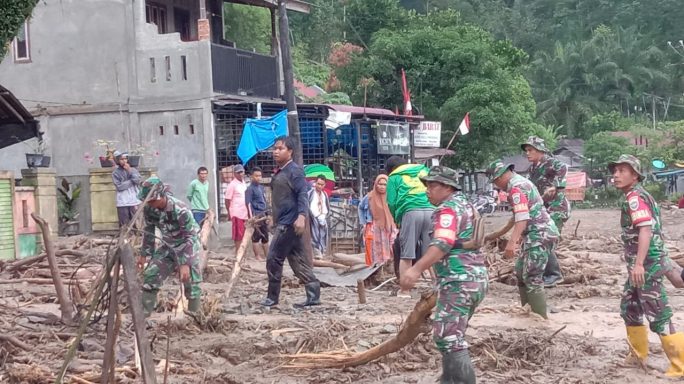 Puluhan Babinsa Jajaran Kodim 0108/Agara Terus Di Kerahkan Ke Lokasi Pasca Banjir Bandang