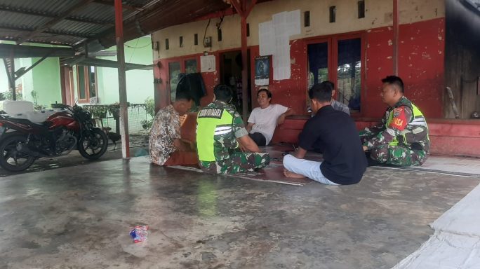 Babinsa Posramil Lawe Sumur Komsos Bersama Warga Waspada Banjir