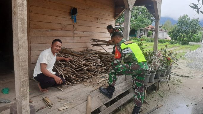 Babinsa Bantu Warga Buat Ajir Bambu Untuk Tanaman Cabe