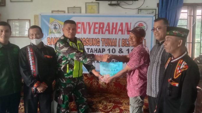 Babinsa Dampingi Penyaluran BLT DD Di Desa Suka Damai