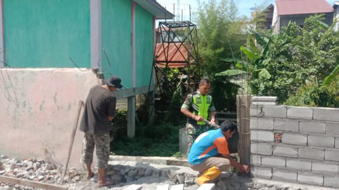 Mengatasi Kesulitan Warga, Babinsa Bersama Warga Memperbaiki Pagar Mushola