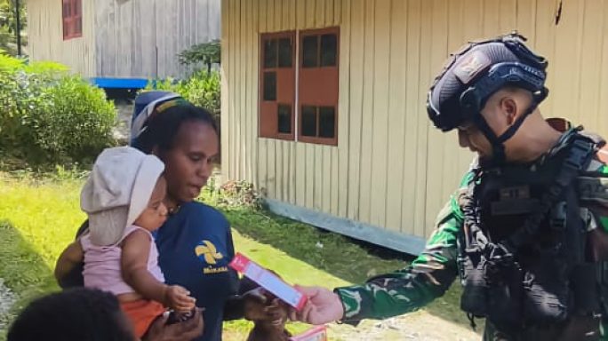 Cegah Stunting Satgas Yonif 115/ML Beri Bantuan Makanan Bergizi dan Susu Formula kepada Anak-Anak Papua