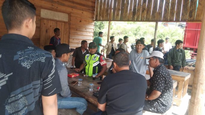 Jaga Komunikasi, Babinsa Manfaatkan Warung Kopi Tempat Berintraksi Dengan Warga Binaan.
