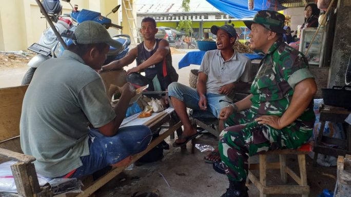 Serda Hendra Babinsa Koramil 17/Spk Komsos Dengan Juru Parkir Pasar