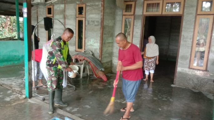 Pasca Banjir, Dandim 0105/Abar Kerahkan Babinsa Bantu Warga Bersih – Bersih Rumah