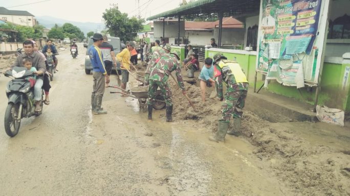 Personil Babinsa Bersama Warga Dan Tim Tanggap Bencana Terus Kebut Bersihkan Jalan